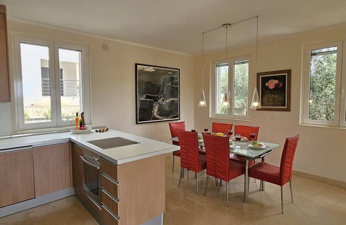 Cove Osibova (Milna) Villa | Aléjese de toda la villa en medio de jardines mediterráneos con piscina privada.