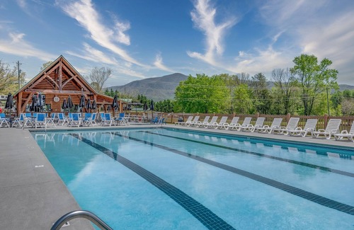 Wears Valley Cabaña | Cottage: Scenic Views w/Spa & Pool! Free Tickets🌄