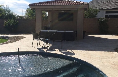 Coyote Lakes Casa | ¡Escápate al sol! Casa para alquilar con piscina jacussi en patio trasero en campo de golf