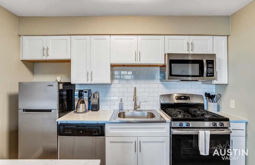 Hancock Apartamento | Get Comfy Memory Foam Beds and Tub in Central ATX