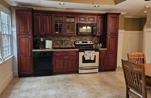 Johns Creek Apartamento | Get cozy in this 2-bedroom garden apartment in peaceful Alpharetta.