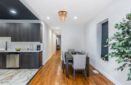 Woodlawn Apartamento | Get the Woodlawn Experience! Steps away from UofC and Chicago's Lakefront.