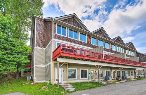 Wolf Laurel Casa | Getaway Chalet in Mars Hill with Hot Tub and Views!