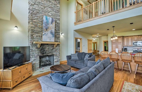 Wolf Laurel Casa | Getaway Chalet in Mars Hill with Hot Tub and Views!