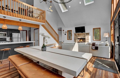Gouldsboro Chalet De Esquí | Getaway Chalet hot tub,game room, peloton, ev charger