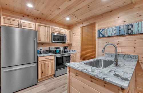 Cosby Cabina | Getaway Cottage, Pickleball Court, Creek, WIFI, Mountain Views, No Cleaning Fee