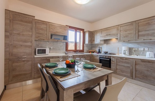 Ghajnsielem Casa | Getaway Npetto Gozitan Villa, Mġarr Gozo, Malta