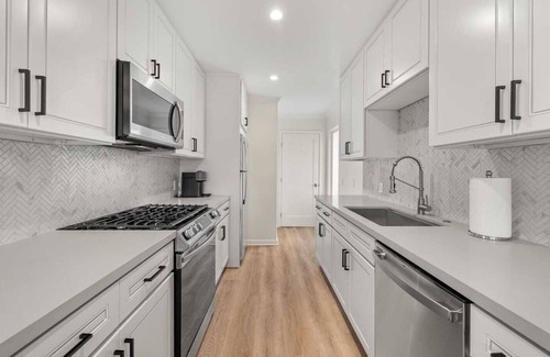West Beach Apartamento | Getaway to SB Near the Beach, Pier, & Funk Zone