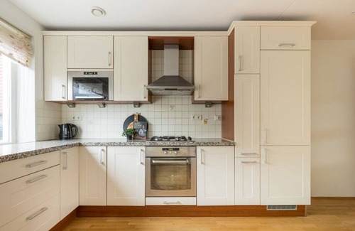 Alkmaar Casa | Gezinsvriendelijke Hoekwoning in Alkmaar met 5 Slaapkamers en Centrale Ligging