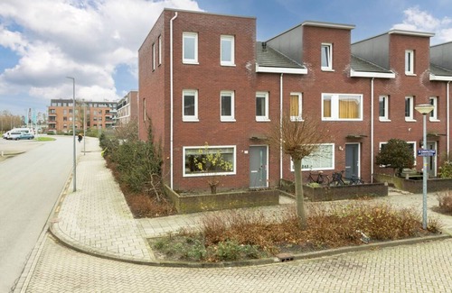Alkmaar Casa | Gezinsvriendelijke Hoekwoning in Alkmaar met 5 Slaapkamers en Centrale Ligging