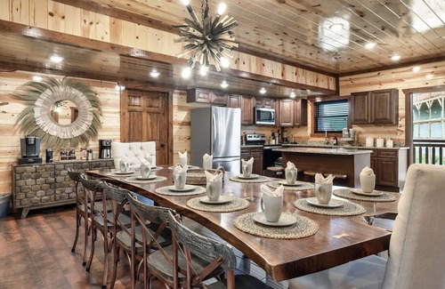 Caton Cabina | Giant Luxury 10BR Cabin Huge Outdoor Area, Pool
