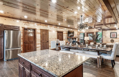 Caton Cabina | Giant Luxury 10BR Cabin Huge Outdoor Area, Pool