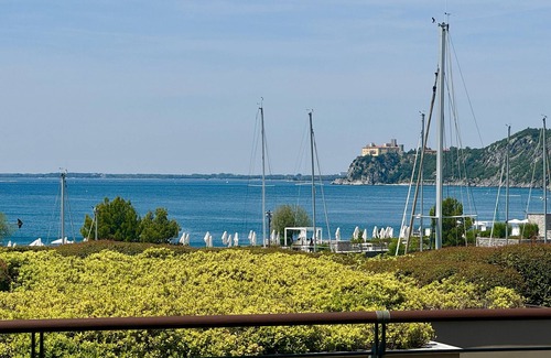 Portopiccolo Apartamento | Giardino vista castello - Portopiccolo Apartments