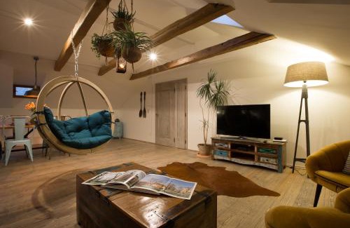 Prague 1 Apartamento | Gigantic Boho Chic 3 Bedroom 3 Bathroom Loft with Hanging Chair