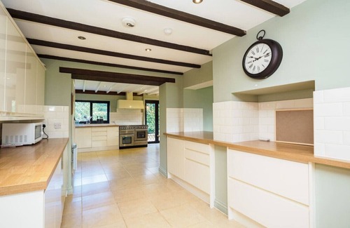Upper Dicker Apartamento | Countryside Retreat packed with Activities Tennis including Hot Tub, BBQ, Darts, Karaoke