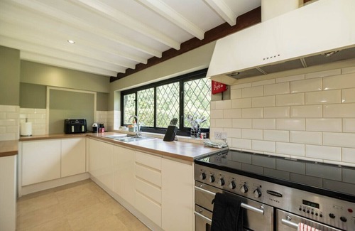 Upper Dicker Apartamento | Countryside Retreat packed with Activities Tennis including Hot Tub, BBQ, Darts, Karaoke