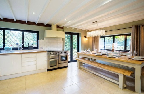 Upper Dicker Apartamento | Countryside Retreat packed with Activities Tennis including Hot Tub, BBQ, Darts, Karaoke