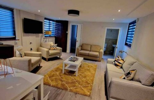 Upper Dicker Casa | Gildridge Estate+Large Groups+Tennis Court+Hot Tub