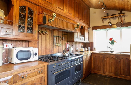 Dolgellau Cabaña | GILFACHWYDD, pet friendly, character holiday cottage in Dolgellau