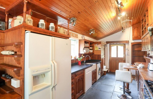 Dolgellau Cabaña | GILFACHWYDD, pet friendly, character holiday cottage in Dolgellau