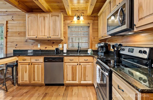Lake Lure Cabina | Gillford Cabin - Pet Friendly, Creek, Lake Access!