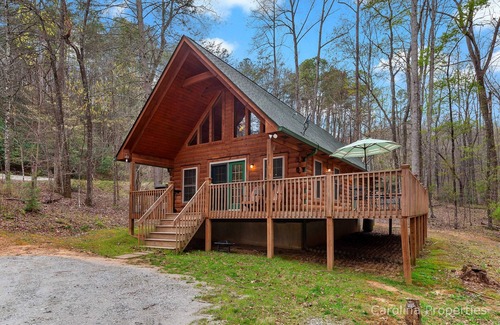 Lake Lure Cabina | Gillford Cabin - Pet Friendly, Creek, Lake Access!