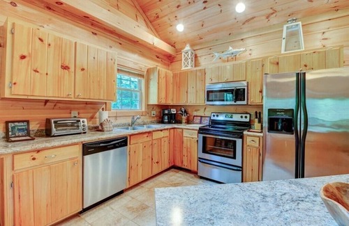 Lake Lure Cabina | Gillford Cottage - Creek, Private, Lake Access!
