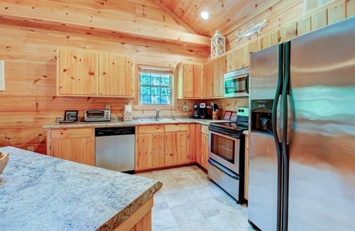 Lake Lure Cabina | Gillford Cottage - Creek, Private, Lake Access!