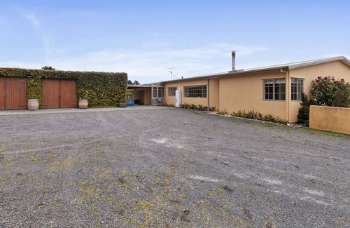 Matakana Casa | GILLMAN VINEYARD - MATAKANA HOLIDAY HOME, family friendly in Matakana