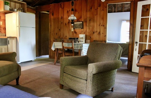 Gilmanton IW Cabaña | Alquiler de Casa rural en Gilmanton, con frente de agua de 200 pies en Crystal Lake,