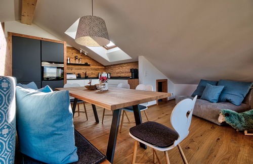 Reit im Winkl Apartamento | Gipfelhütte - mit Masterschlafzimmer, Zwei Hüttenzimmer und Balkon