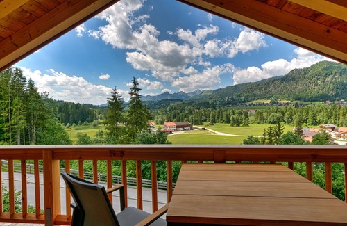 Reit im Winkl Apartamento | Gipfelhütte - mit Masterschlafzimmer, Zwei Hüttenzimmer und Balkon