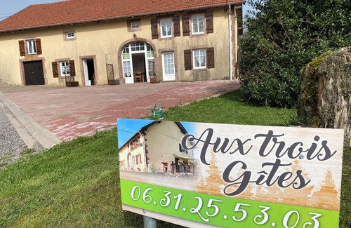 La Chapelle-devant-Bruyeres Apartamento | Gîte (1) in an old farmhouse in the heart of nature