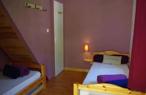 Saint-Chely-du-Tarn Cabaña | Albergue 3 *** en aldea con jardín y terraza en la orilla del río