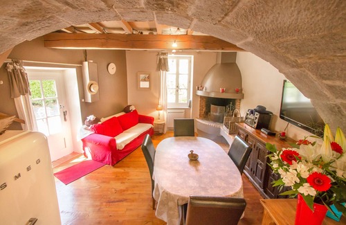 Montolieu Casa | Un remanso de paz ubicado en Montolieu "pueblo de libros" y junto al río