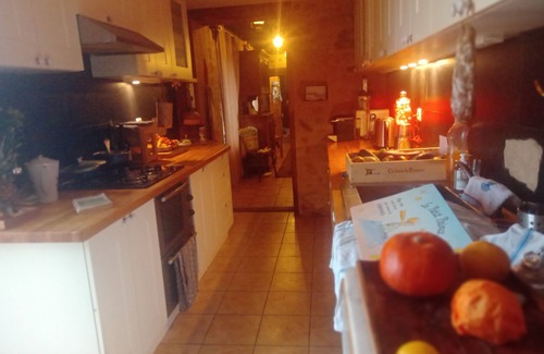 Lurcy-Levis Cama Y Desayuno | Gite:bedroom with bathroom, pantry, kitchen