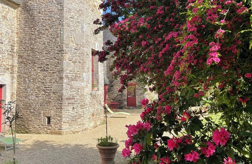 Plougonven Casa | Gite D'un Manoir du 15ème Avec Piscine Chauffée, Hammam, Jacuzzi et Grand Parc