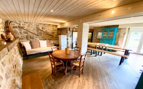 Mazan-l'Abbaye Casa | GITE DE GROUPE 160m2, 15p, salle de reception, jardin, terrasse