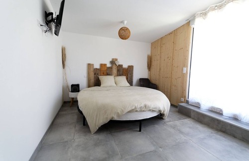 Saint-Savin Cama Y Desayuno | Gite for 8 to 12 people with heated indoor pool