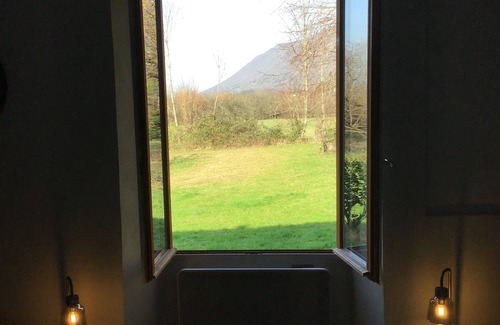 Saint-Pierre-de-Cherennes Casa | Gîte in a tastefully renovated 17th century country house.