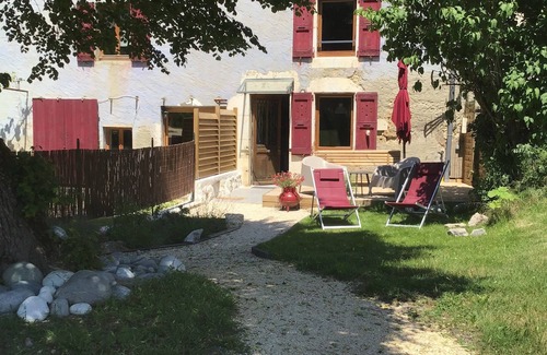 Saint-Pierre-de-Cherennes Casa | Gîte in a tastefully renovated 17th century country house.