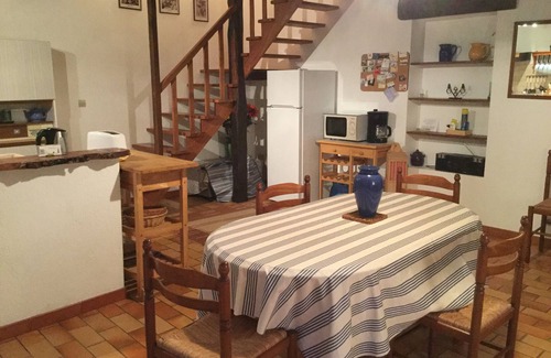 Saint-Fort-sur-Gironde Cabaña | Casa rural en Quiet Hilltop Hamlet - Un área de viñedos con impresionantes vistas