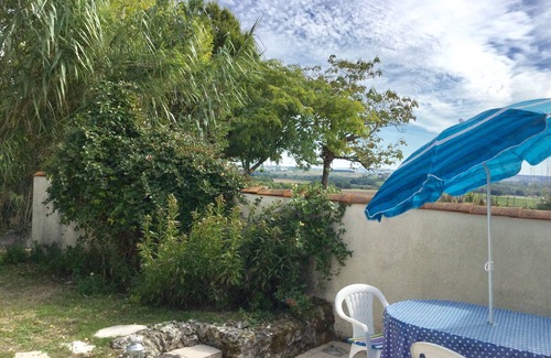 Saint-Fort-sur-Gironde Cabaña | Casa rural en Quiet Hilltop Hamlet - Un área de viñedos con impresionantes vistas