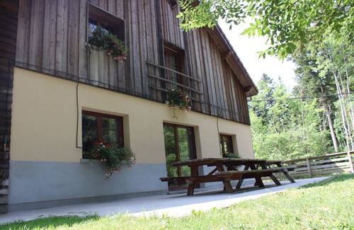 Arc-sous-Cicon Casa | Gîte l'Essentiel, farmhouse group accommodation with spa and sauna, playground