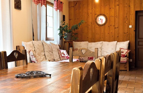Arc-sous-Cicon Casa | Gîte l'Essentiel, farmhouse group accommodation with spa and sauna, playground