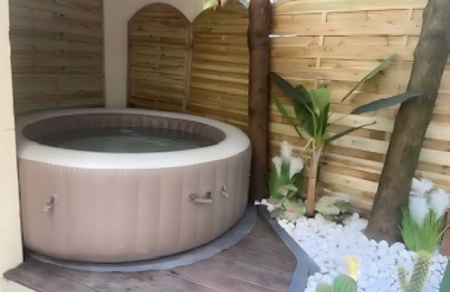 Bourges Cabaña | Gîte « La Maison du Ruisseau » con terraza privada, balcón y Wi-Fi