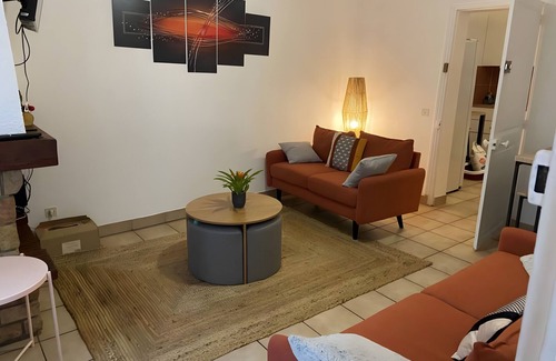 Bourges Cabaña | Gîte « La Maison du Ruisseau » con terraza privada, balcón y Wi-Fi