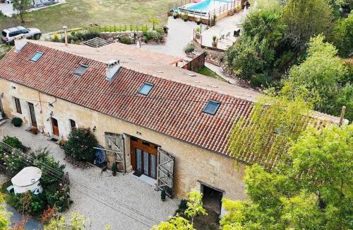 Saint-Privat-en-Perigord Apartamento | Gite La Vieille Grange, with pool in the Dordogne