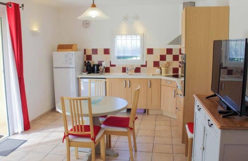 Greoux-les-Bains Cabaña | Gîte 'Le Petit Étang' con piscina compartida, terraza privada y aire acondicionado