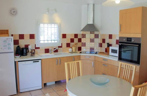 Greoux-les-Bains Cabaña | Gîte 'Le Petit Étang' con piscina compartida, terraza privada y aire acondicionado